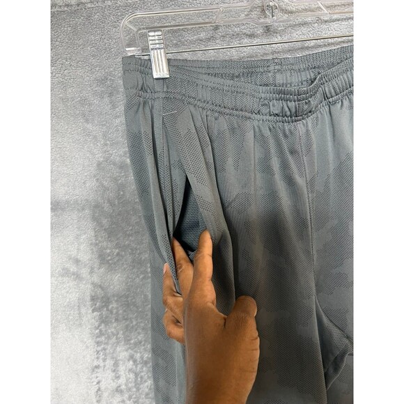 Under Armour Men’s Training Shorts L Gray Camo 8" Inseam Pockets Elastic Waist - Picture 12 of 16